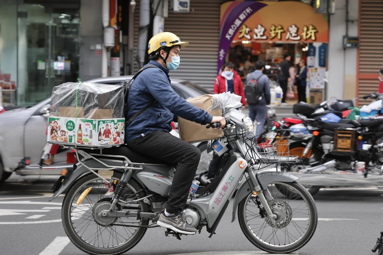 外卖骑手猝死事件持续发酵，平台被指责算法压榨